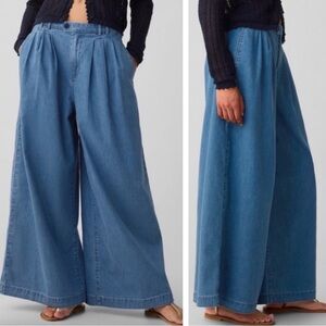 Limited Edition Gap × DÔEN Women’s Pleated Denim
Wide Leg Trousers - Size 28